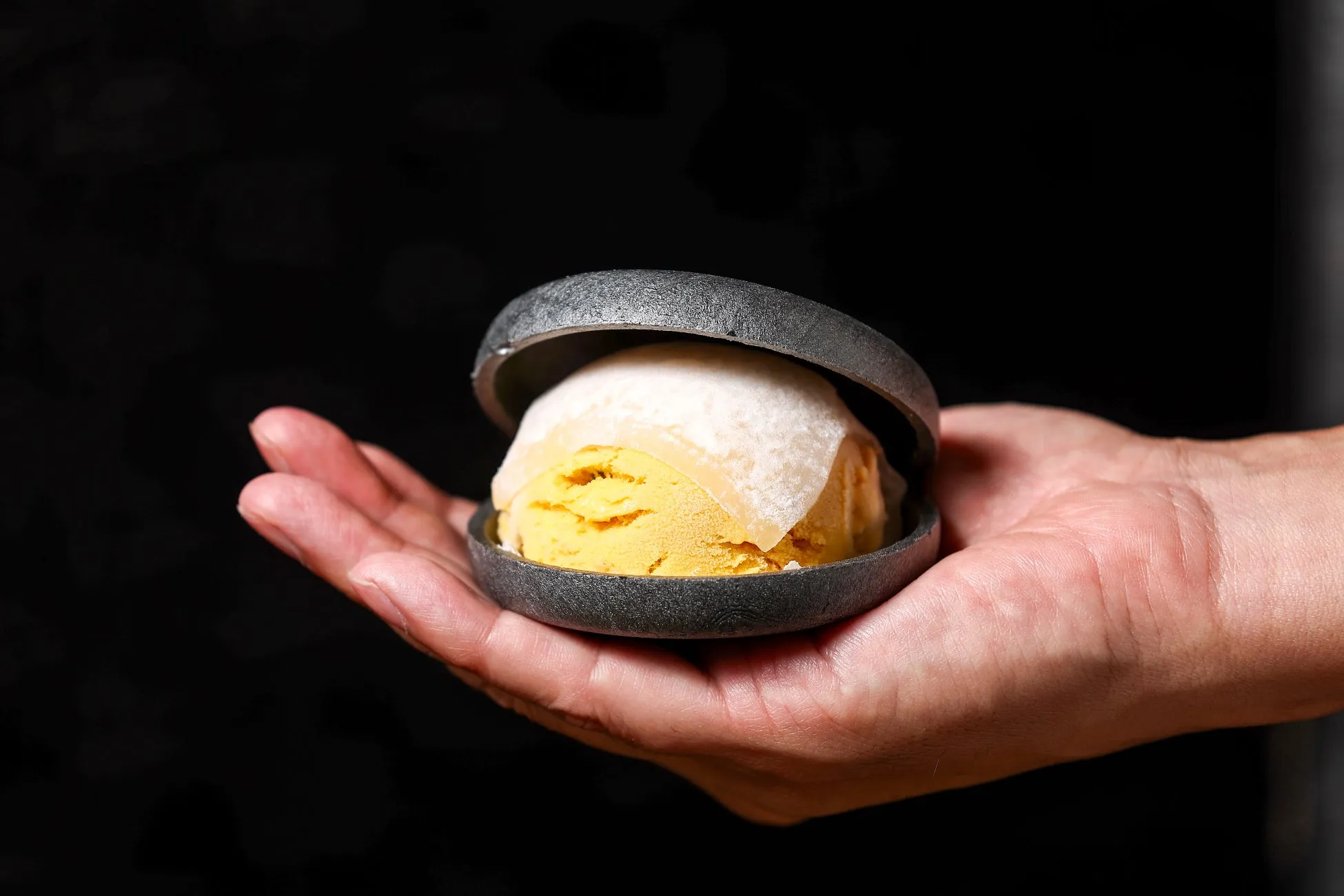 漆黒の衝撃！百万石最中大福ジェラート、禁断の味 リード文: いつもの和スイーツに