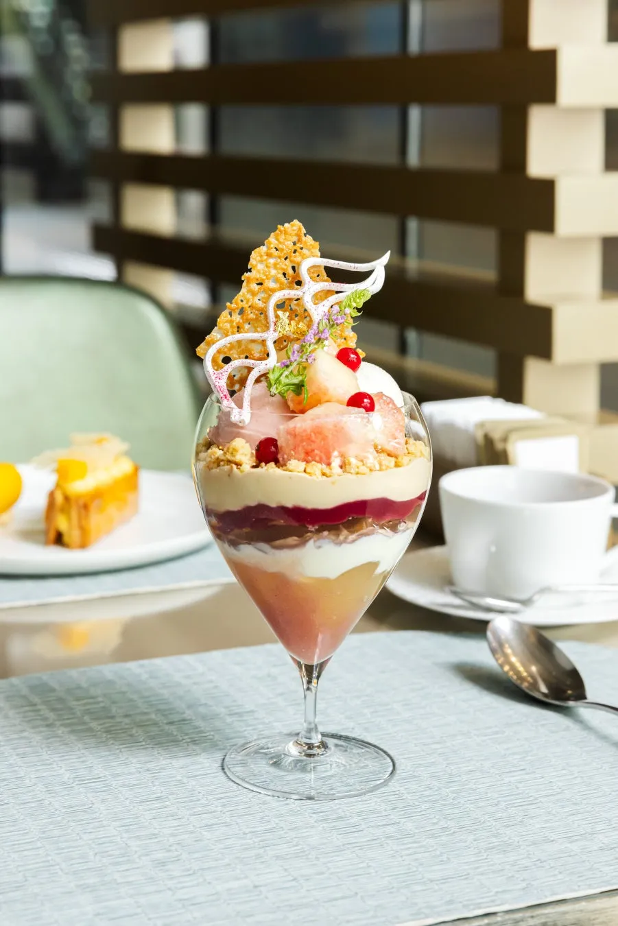 香る白桃パフェ【アルマーニカフェ表参道】五感で味わう「夏限定」の贅沢体験！