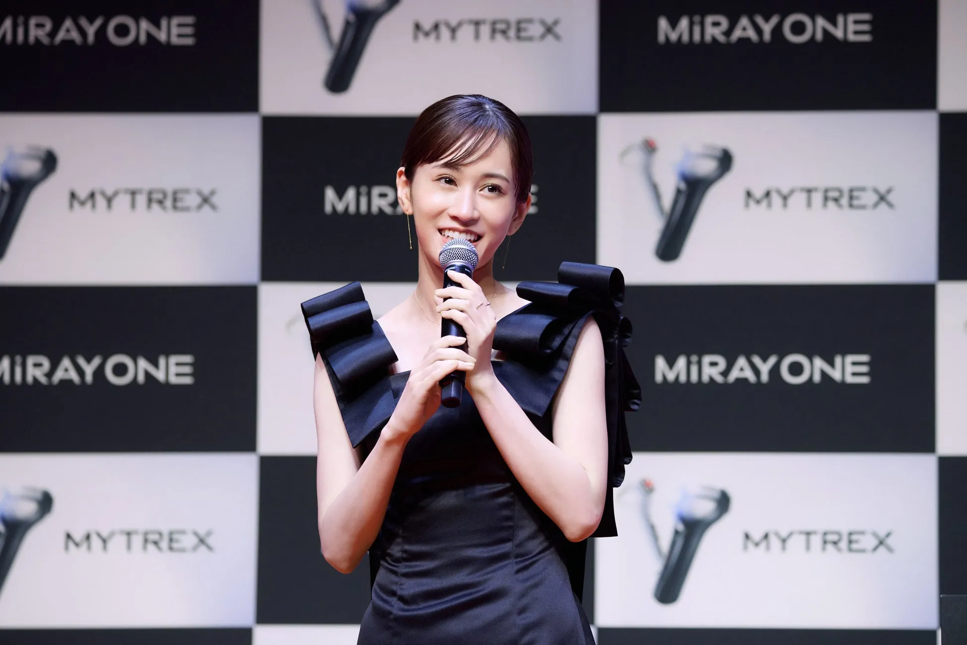 前田敦子も絶賛！【MiRAY ONE】1台5役の光美顔器で叶えるハリ肌の秘密