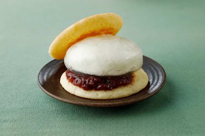 クリーム入りわらび餅をサンドしたどら焼き