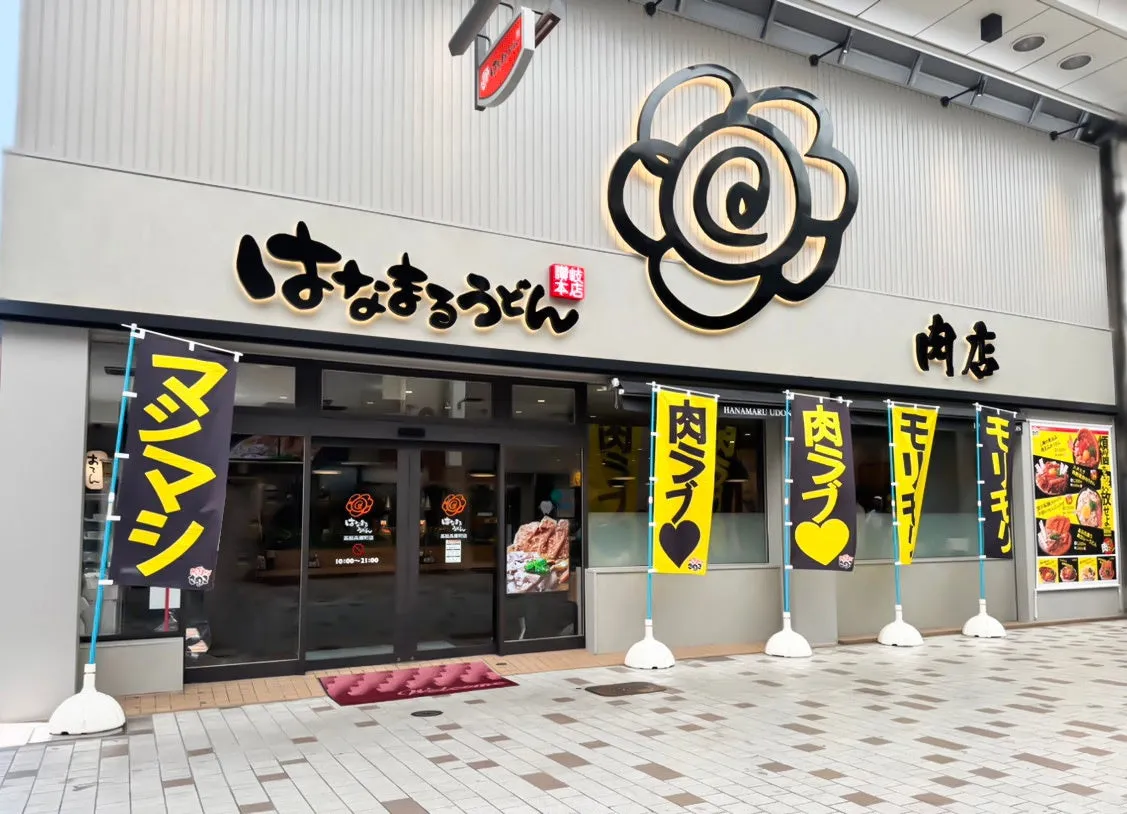 店内のオビカカズミさんによる壁画別アングル