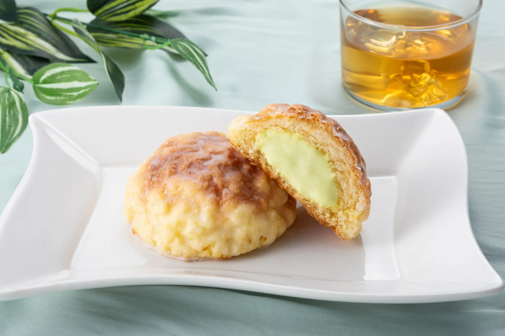 ファミマ八天堂コラボ！「冷やして食べる くりーむメロンパン 静岡クラウンメロン」は、ひんやり新食感ご褒美スイーツ！