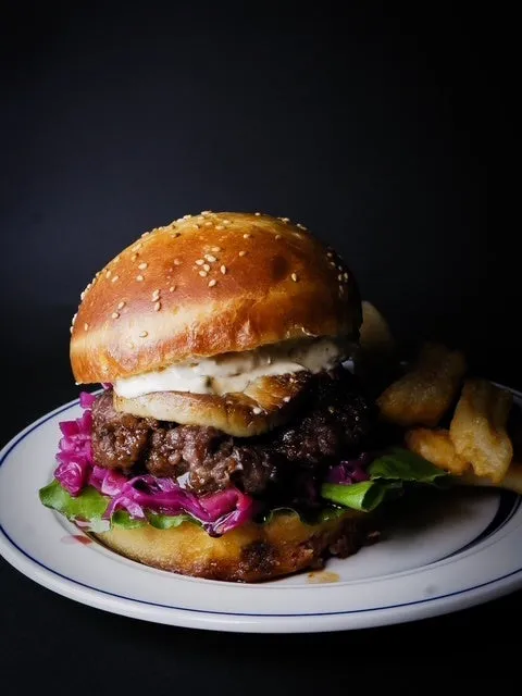 和牛とフォアグラの贅沢ブリオッシュバーガーのアップ