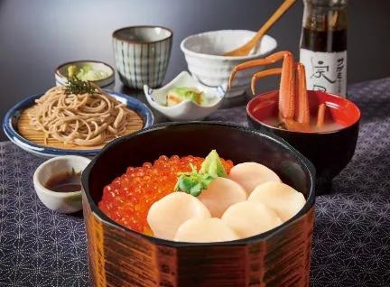 北海道産いくらとほたて丼(かに汁付)と麺