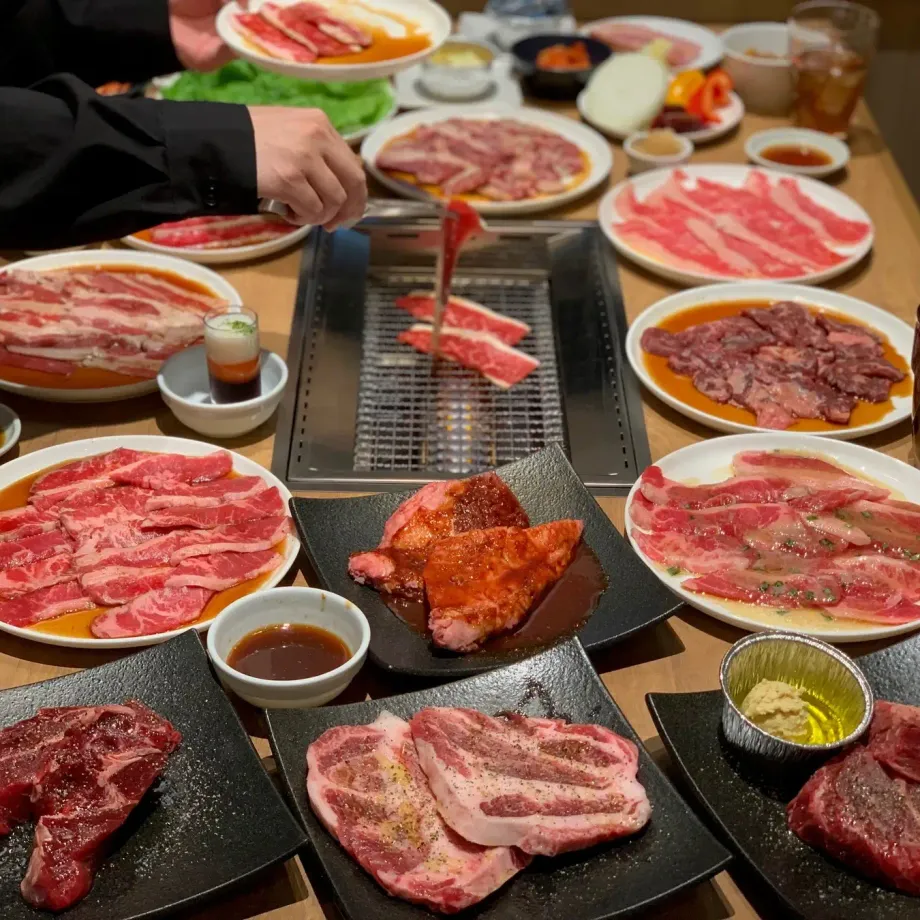 【知らなきゃ損】プレミアムカルビの焼肉食べ放題！過去最大級割引で絶品デザートまで