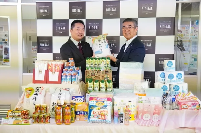 寄贈された商品を前にした関係者