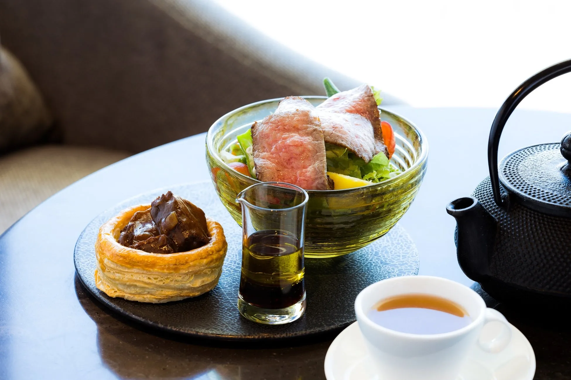 中段のFreshly Baked Sconesと季節の野菜のフォンデュ