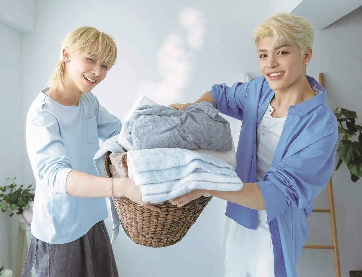 “Laundry Time”を楽しむNICHOLAS(左)とMAKI(右)