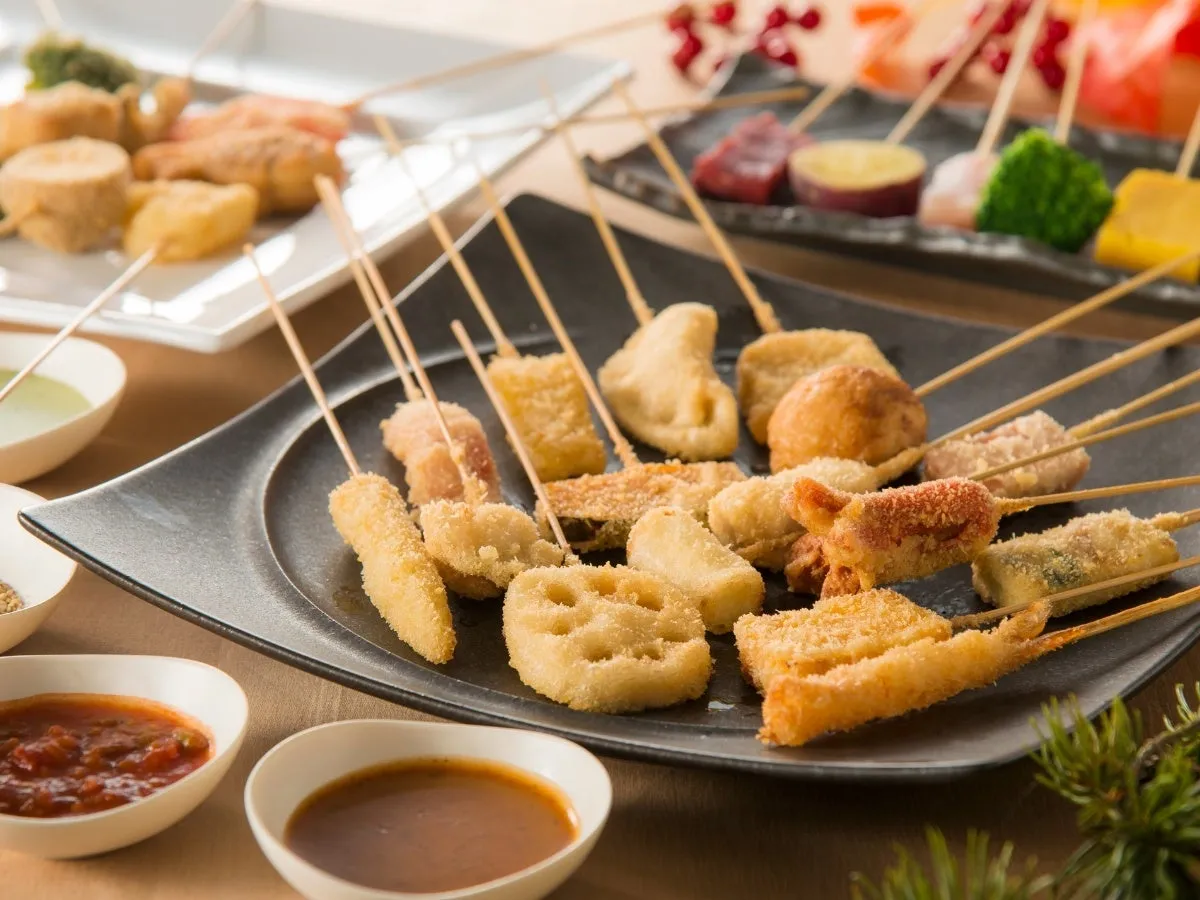 店内の様子と並べられた料理のイメージ