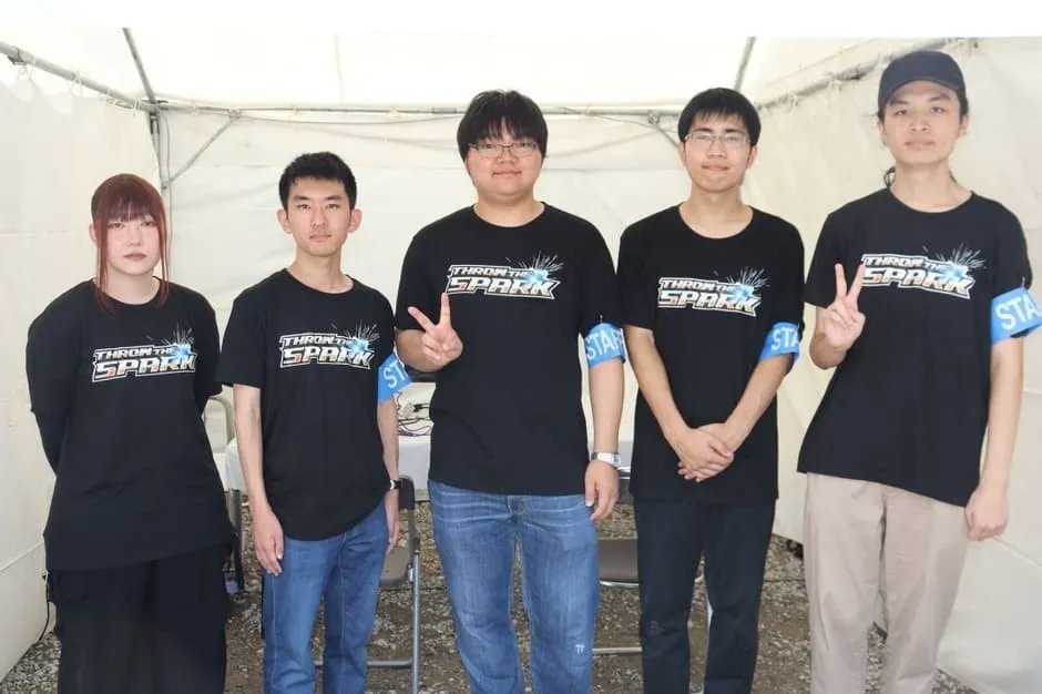 eスポーツ大会の設営を手伝う学生ボランティア