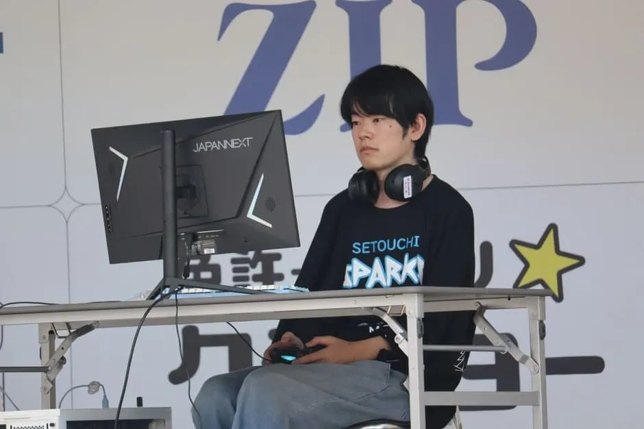 eスポーツ大会で真剣にプレイする選手