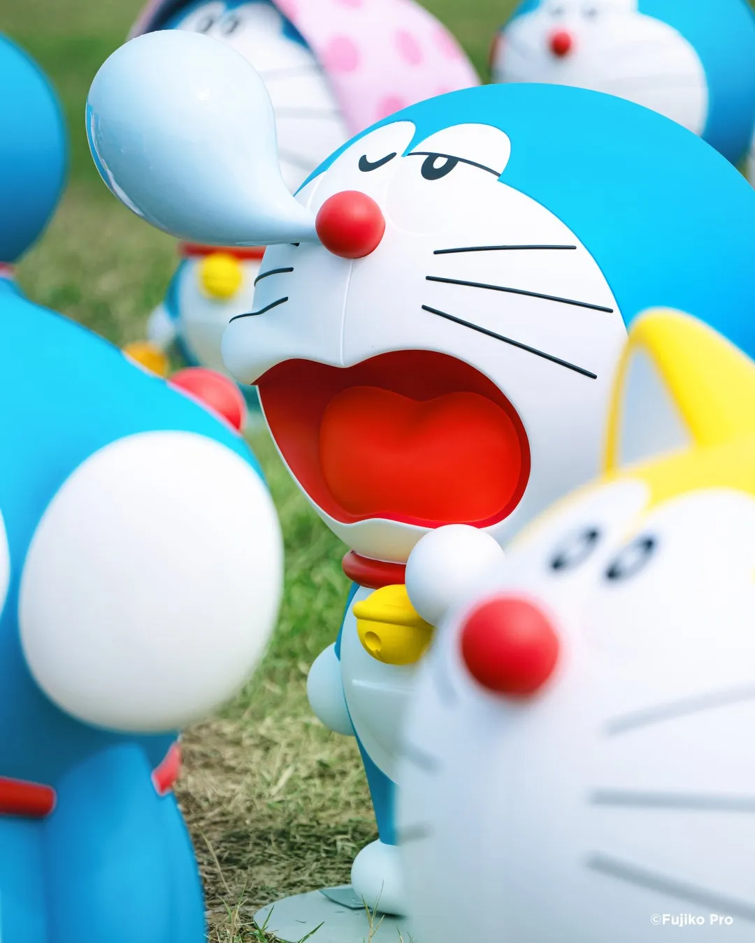 異なる表情とポーズのドラえもん