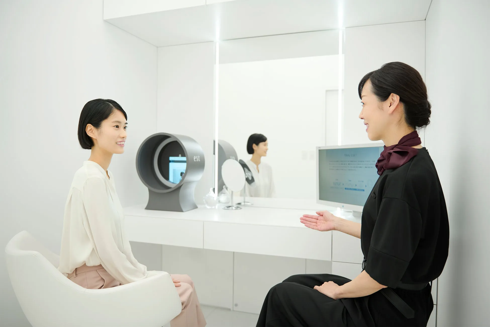 カウンセリングとトリートメントを受ける女性のイメージ