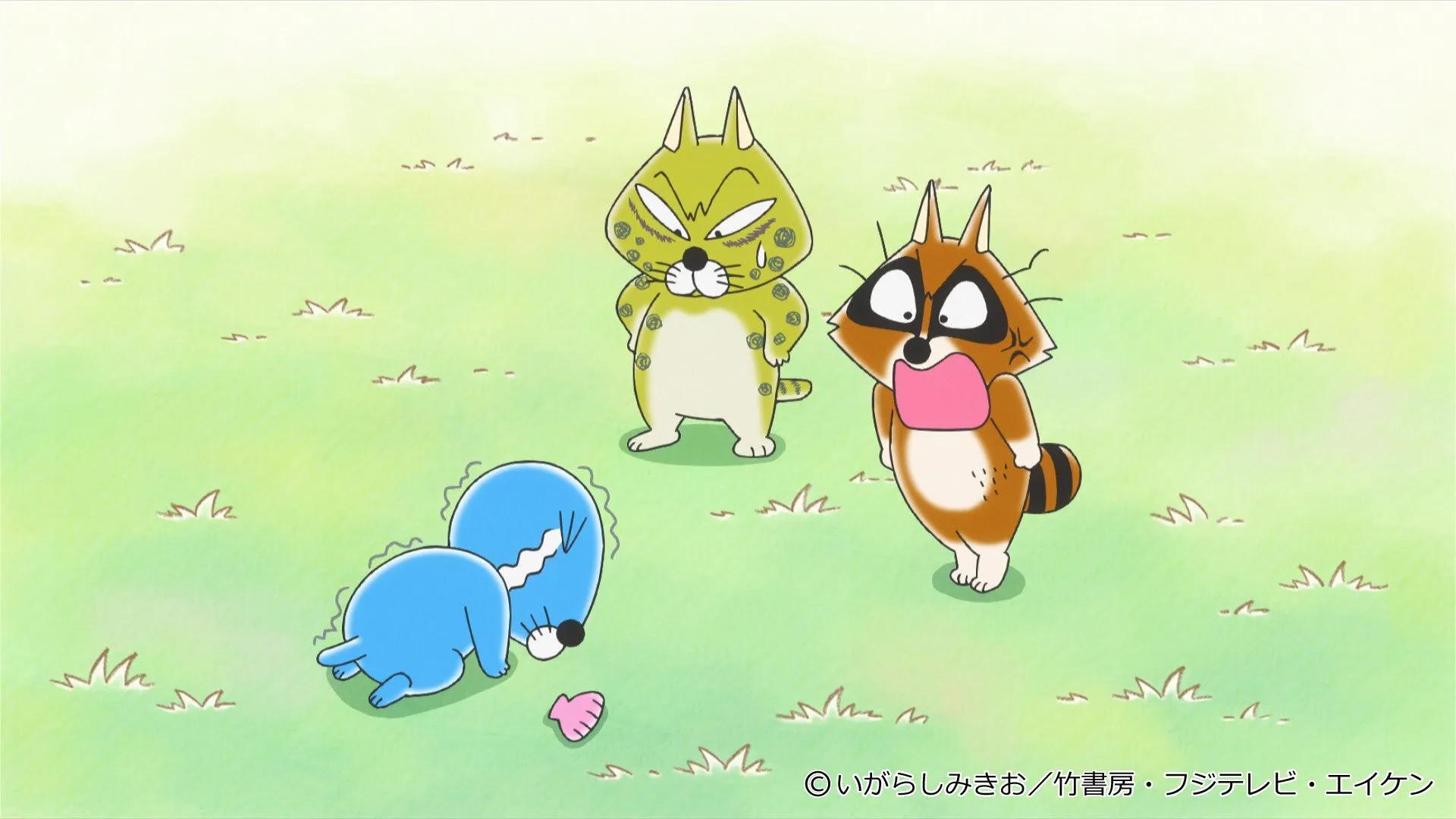 緑色の草の上に3匹のキャラクターがいます。1匹は青色の生き物で、転倒しているようです。もう1匹は黄緑色の猫のような姿で、怒った表情をしています。最後の1匹は茶色のタヌキのようなキャラクターで、驚いたような表情をしています。