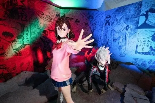 アニメのキャラクターのフィギュアが展示されている様子