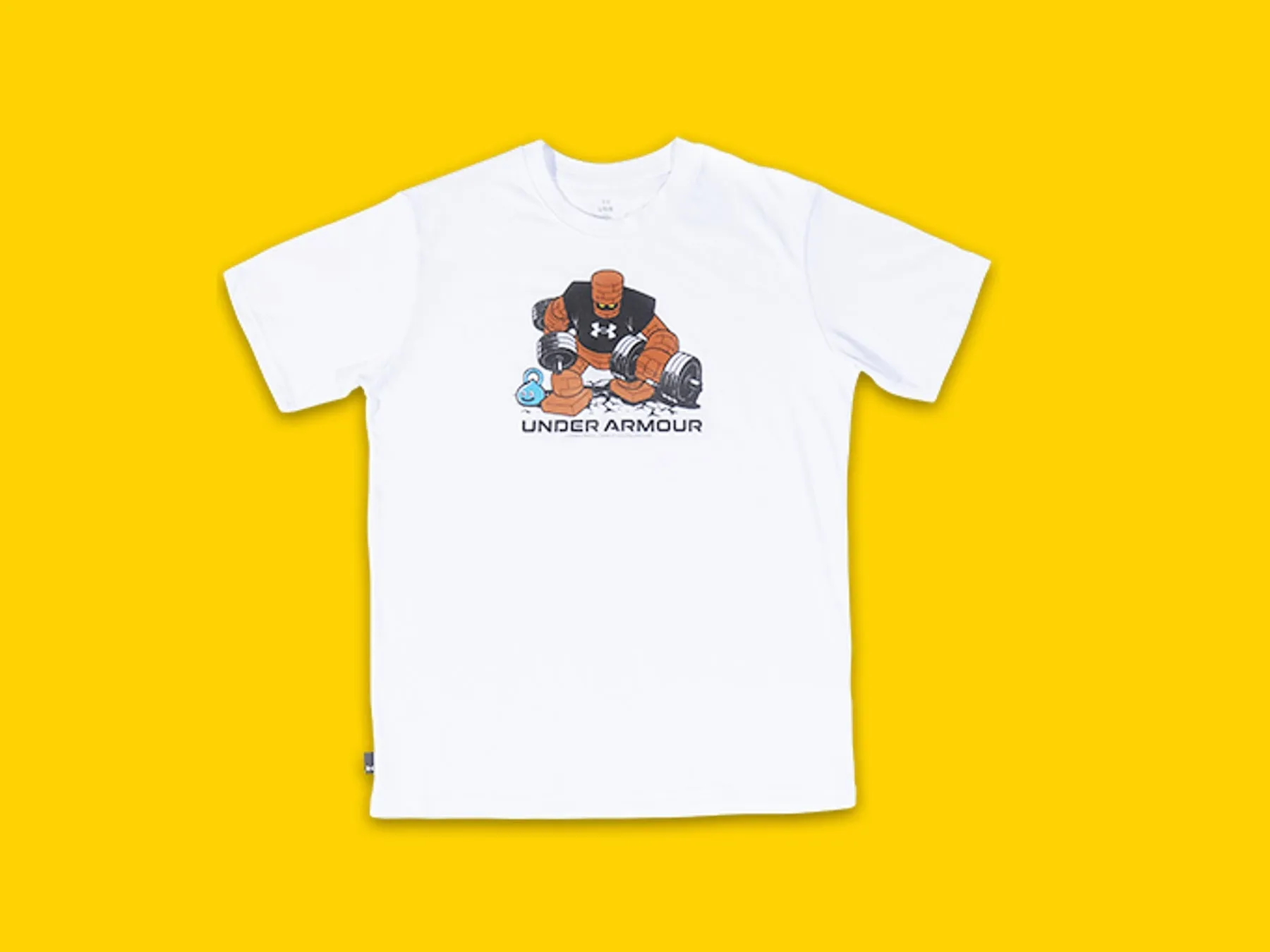 白いTシャツに、キャラクターがバーベルを持ち上げているイラスト