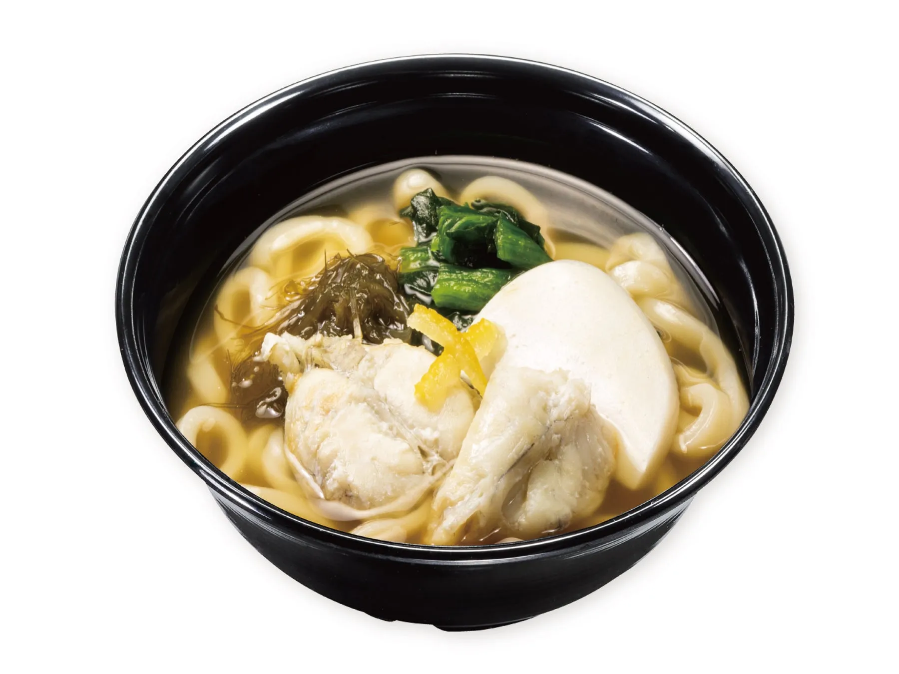 黒い器に入ったうどん。具材には白身魚、大根、ワカメ、ネギのようなもの、ゆずの皮などが見える。