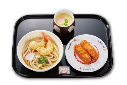 うどん、茶碗蒸し、揚げ物がセットになった料理