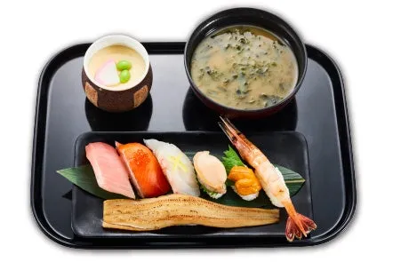 お寿司のセット。寿司、茶碗蒸し、味噌汁