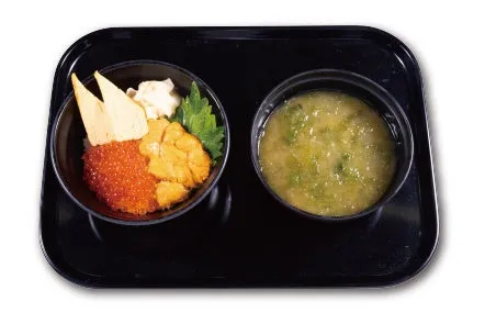 いくら、ウニ、卵焼き、味噌汁などが乗った料理
