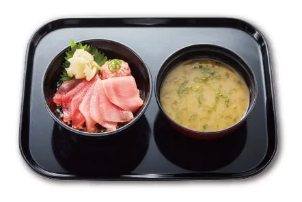 マグロ丼と味噌汁のセット