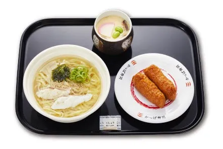 ラーメン、茶碗蒸し、揚げ物などがセットになった料理