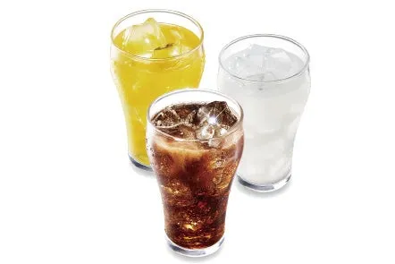 3種類の飲み物がグラスに入っている写真