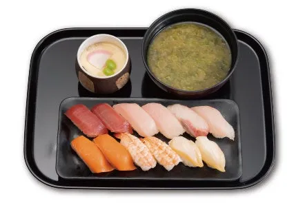 お寿司の盛り合わせと茶碗蒸し、味噌汁