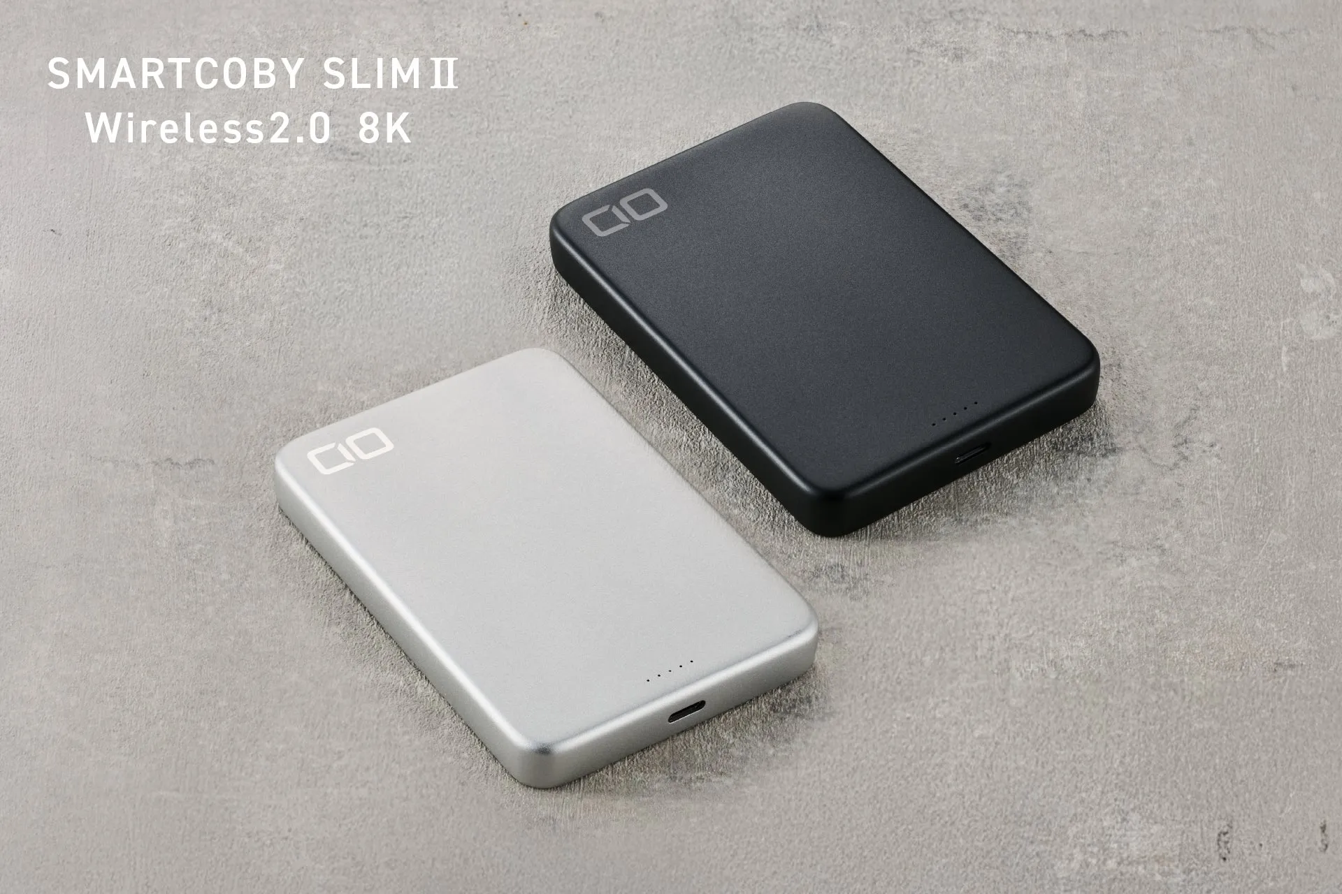 2台のモバイルバッテリーが並んだ画像。1つは黒、もう1つはシルバーです。