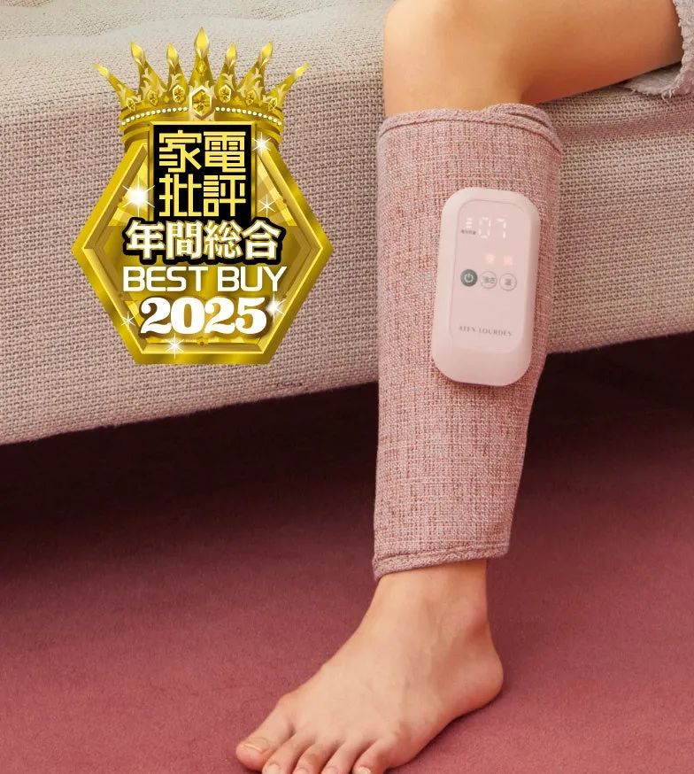 足に巻かれたピンク色の温熱器具。リモコンがついており、温度調節ができるようだ。「BEST BUY 2025」のロゴが見える。