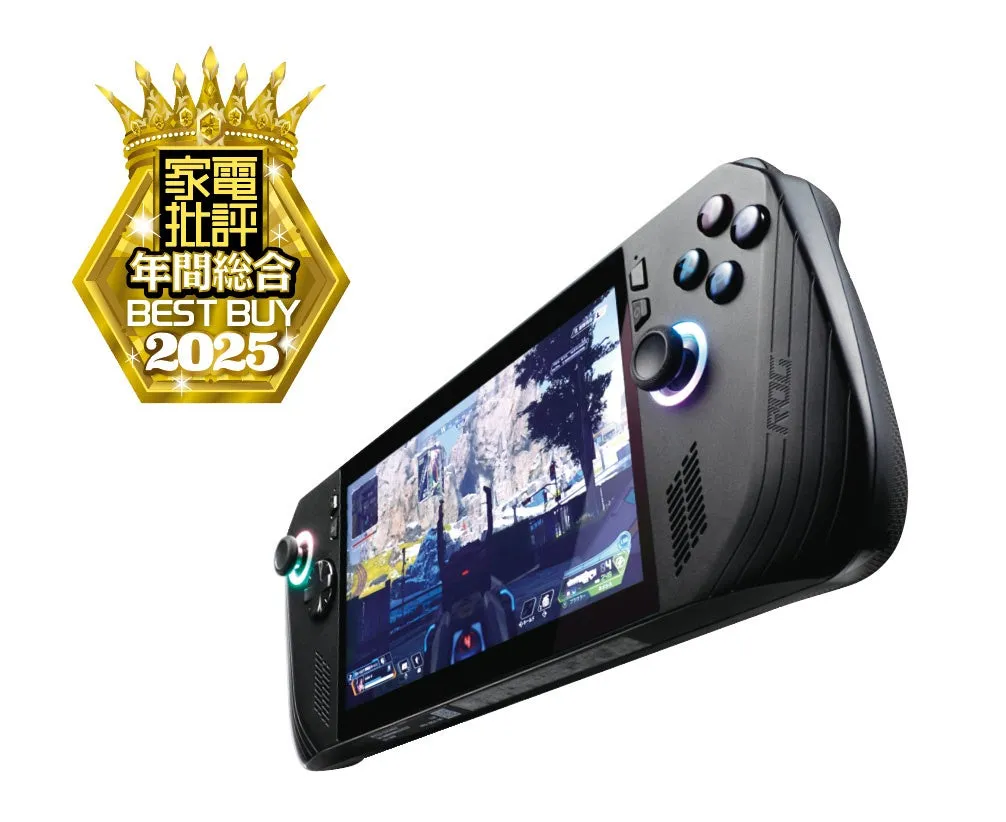 ゲーム画面が表示されたポータブルゲーム機。 家電批評のベストバイ2025のロゴが付いている。