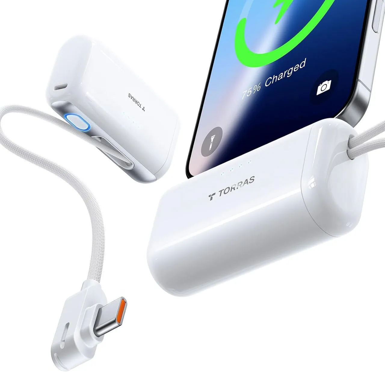 スマートフォンを充電しているモバイルバッテリーの画像。バッテリーは白く、TORRASのロゴが入っている。ケーブルも写っている。
