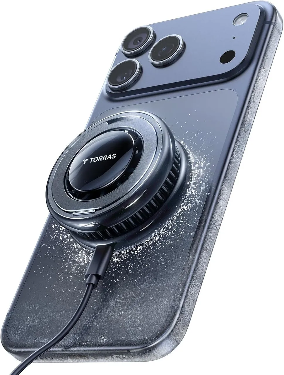 スマートフォンに取り付けられた冷却ファン。背面には3つのカメラレンズがあり、充電ケーブルが接続されている。