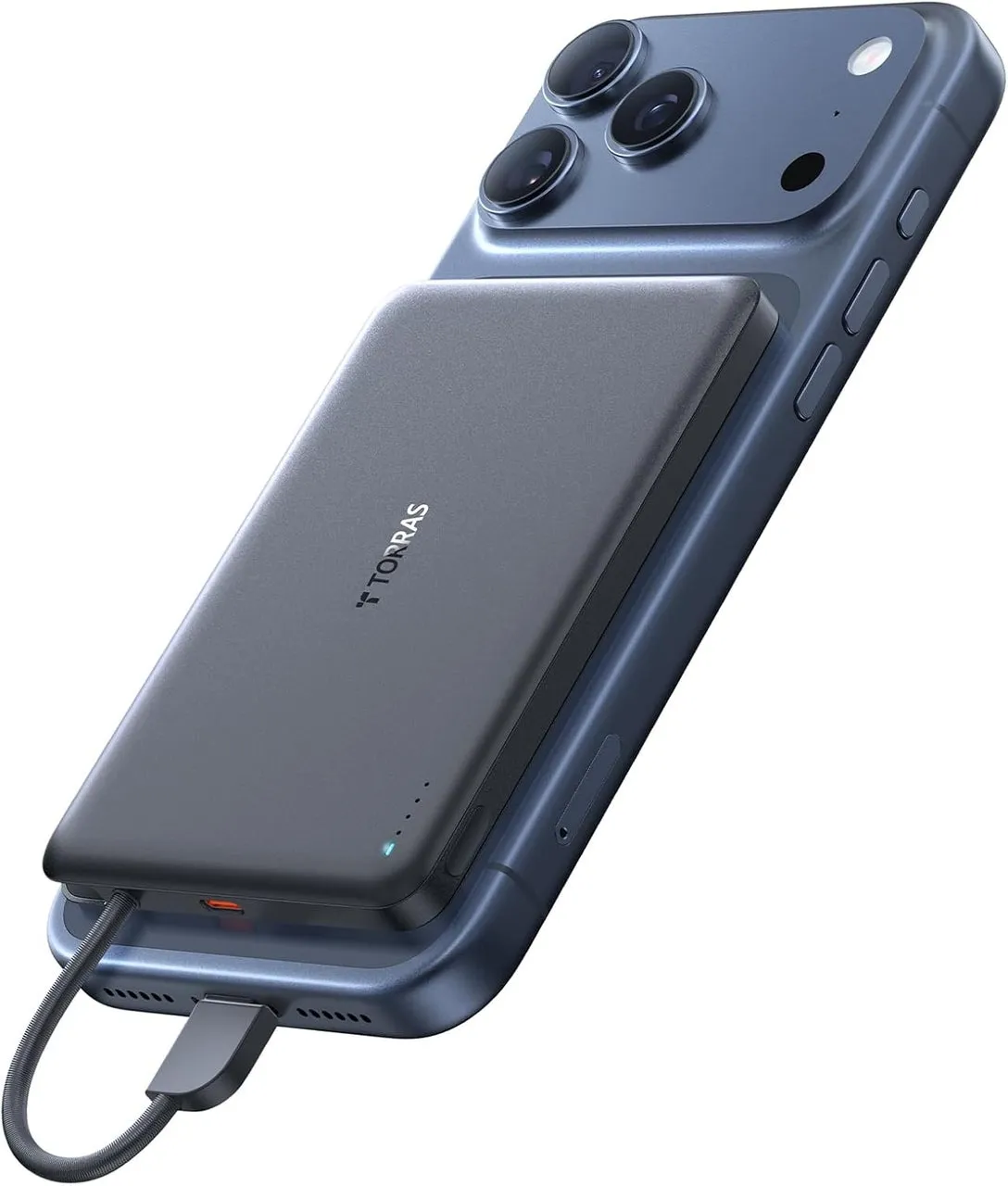 iPhoneに接続されたモバイルバッテリーの製品写真です。モバイルバッテリーはグレーで、iPhoneの背面に磁力で固定されています。バッテリーとiPhoneの間にはケーブルが接続されており、充電中のように見えます。