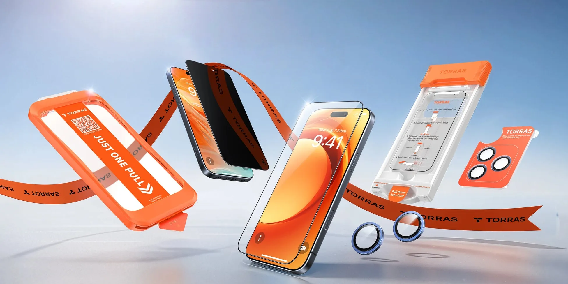TORRASブランドのスマートフォン用保護フィルムとレンズカバーの製品写真。オレンジ色のパッケージとフィルムが特徴的で、製品の取り付け方法も示されている。