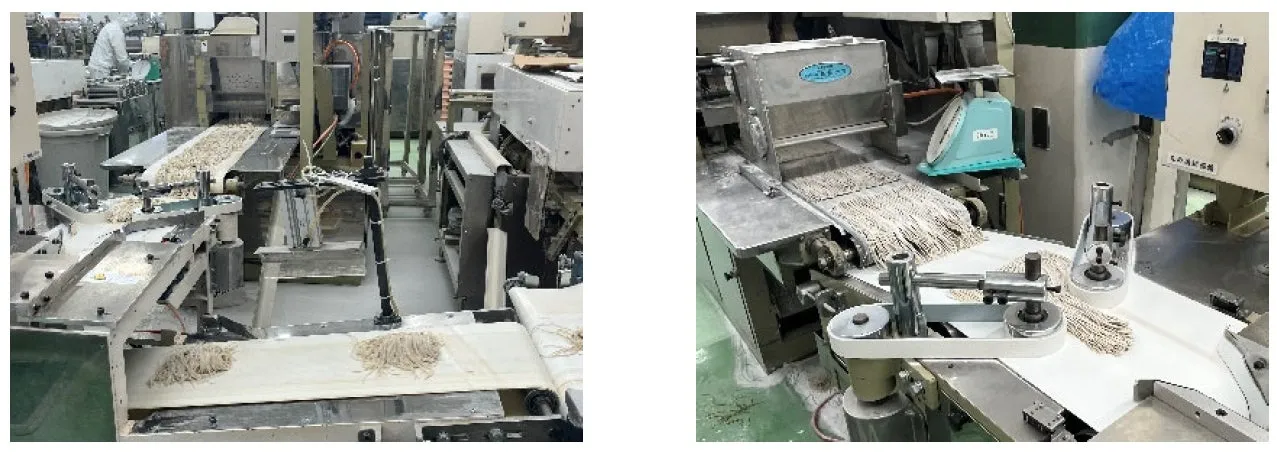 工場の蕎麦の製造工程の写真です。蕎麦が機械で作られ、計量されている様子が写っています。