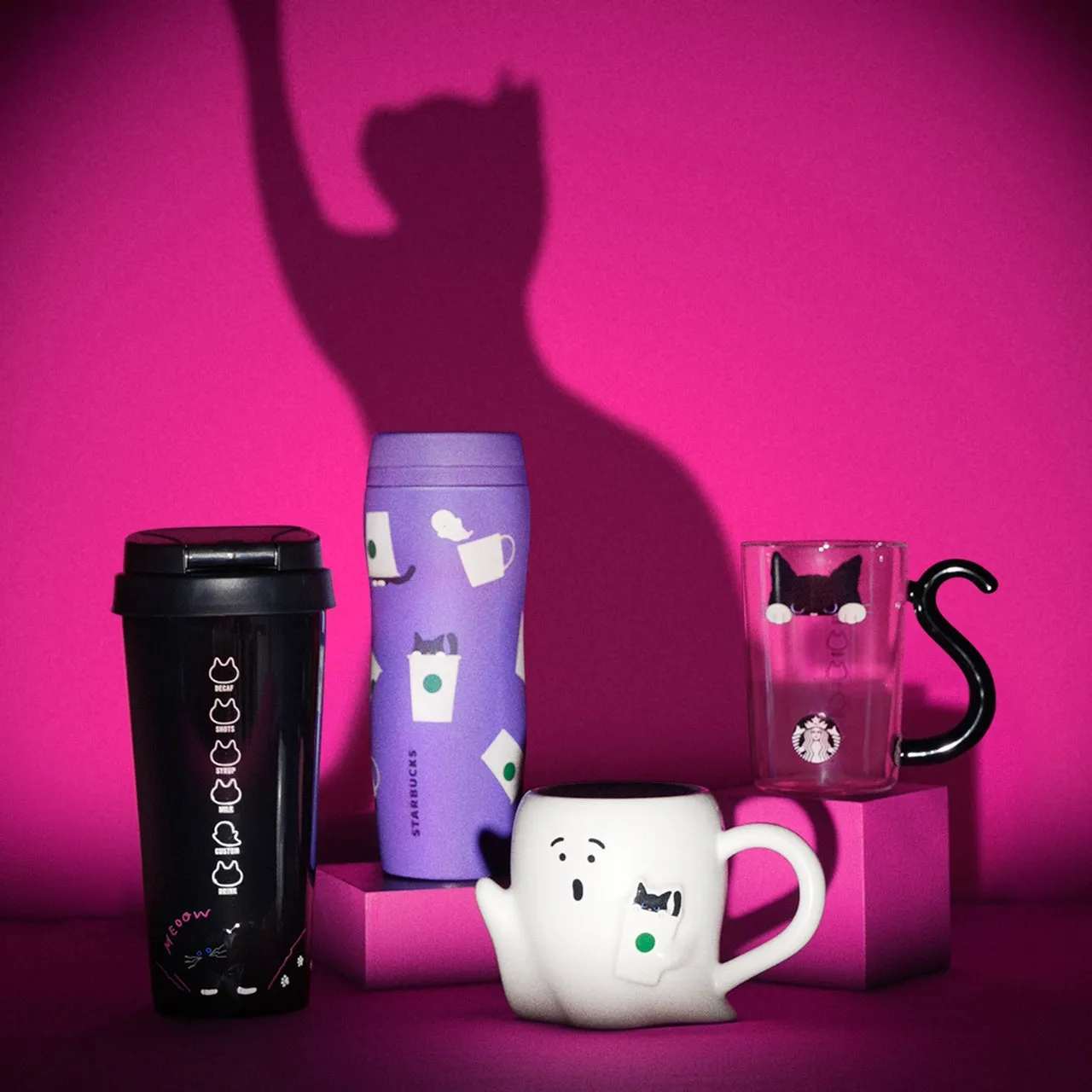 スターバックスのマグカップやタンブラーと黒猫のシルエット