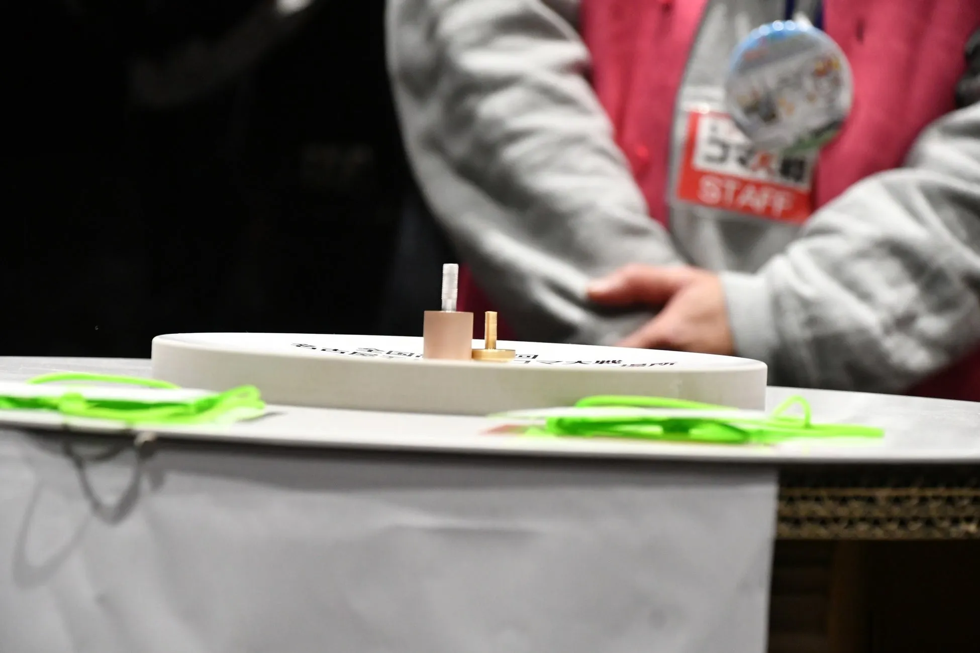 イベントの様子。コマ大戦のスタッフが、イベント会場で準備をしている様子を捉えた写真。