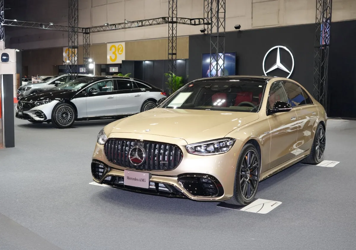 金色のメルセデスAMG Sクラスが展示されている様子。
