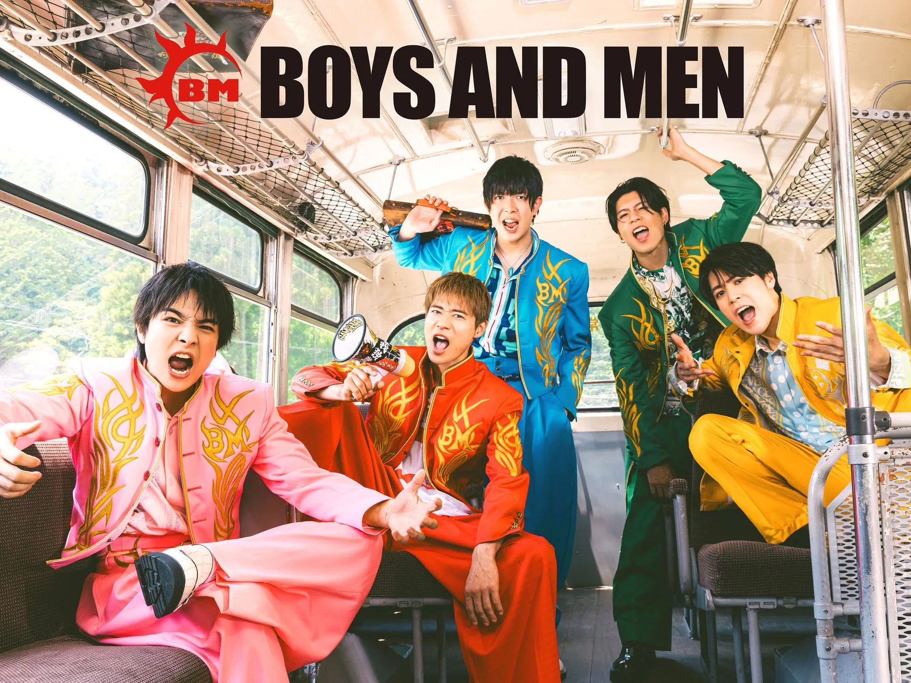 バスの中でポーズをとるBOYS AND MENのメンバーの写真。
