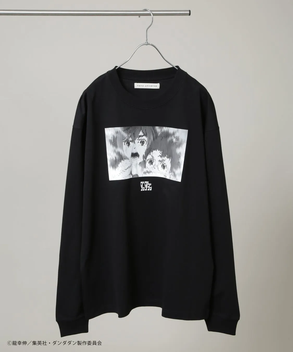 黒色の長袖Tシャツ。前面には漫画のキャラクターが描かれており、ブランド名と著作権表記も記載されています。