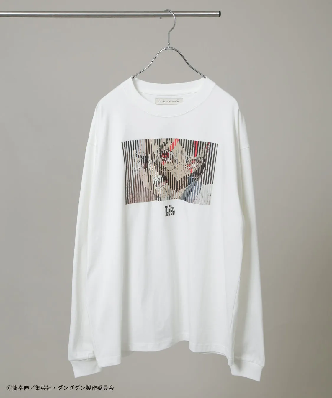 nano universeの白い長袖Tシャツ。前面にはアニメのキャラクターの顔が描かれています。