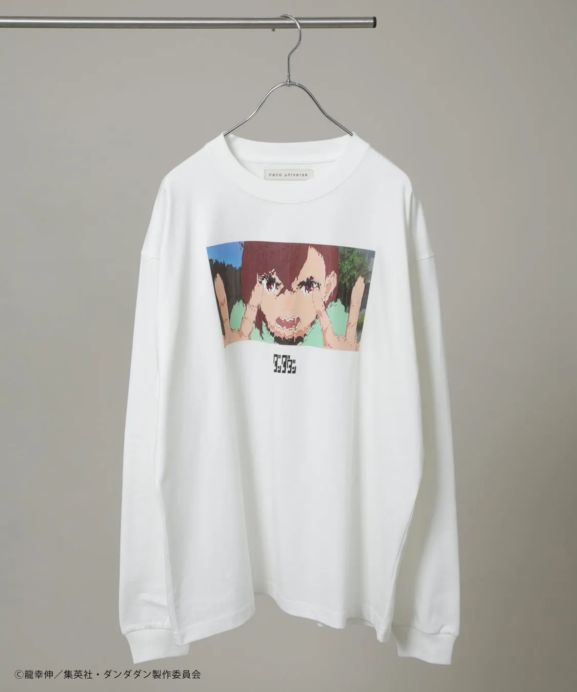 白い長袖Tシャツ。前面には、漫画のキャラクターのイラストがプリントされている。