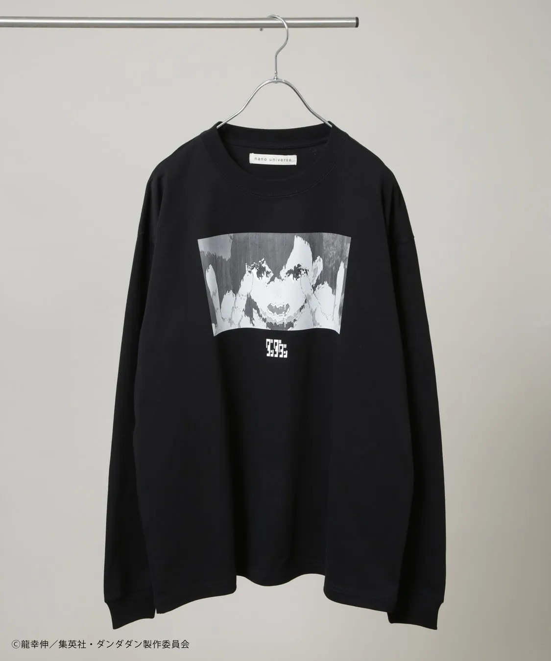 黒色の長袖トレーナー。前面にはキャラクターのイラストがプリントされており、その下に「T.T.F.E」の文字が入っている。
