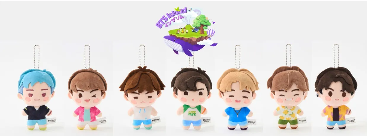 BTSのキャラクターのぬいぐるみキーホルダーが7つ並んでいる画像です。それぞれ異なる服を着ています。上部にはBTS Islandのロゴと、島とクジラが描かれています。