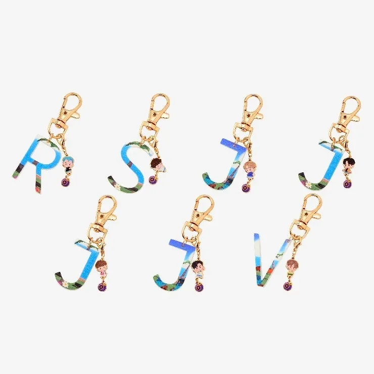アルファベットのキーホルダーが並んだ画像。各キーホルダーには、キャラクターチャームが付いています。