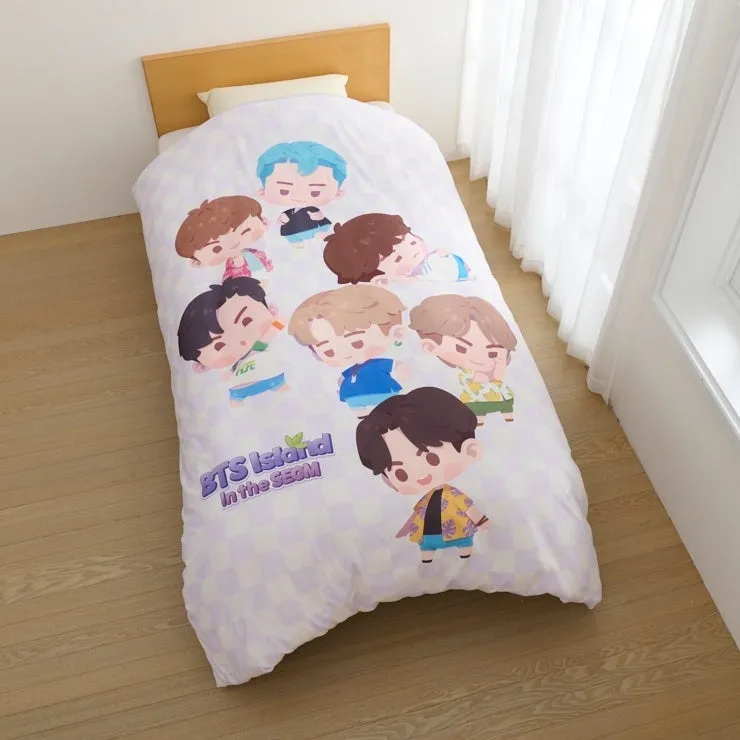 BTSのキャラクターが描かれた布団が置かれたベッドの写真。