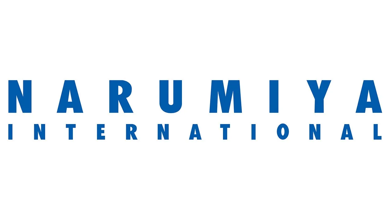 青い文字で「NARUMIYA INTERNATIONAL」と書かれたロゴマークの画像。