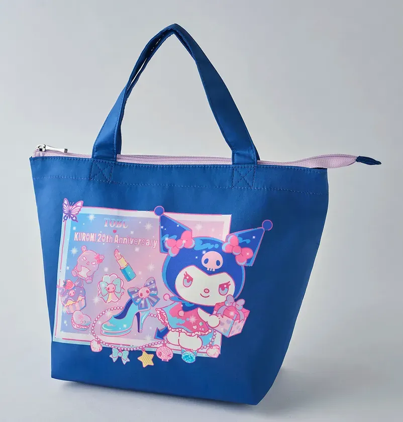 青色のトートバッグ。前面には、ピンク色のリボンをつけたキャラクターが描かれています。バッグには、キャラクターの20周年記念と書かれています。