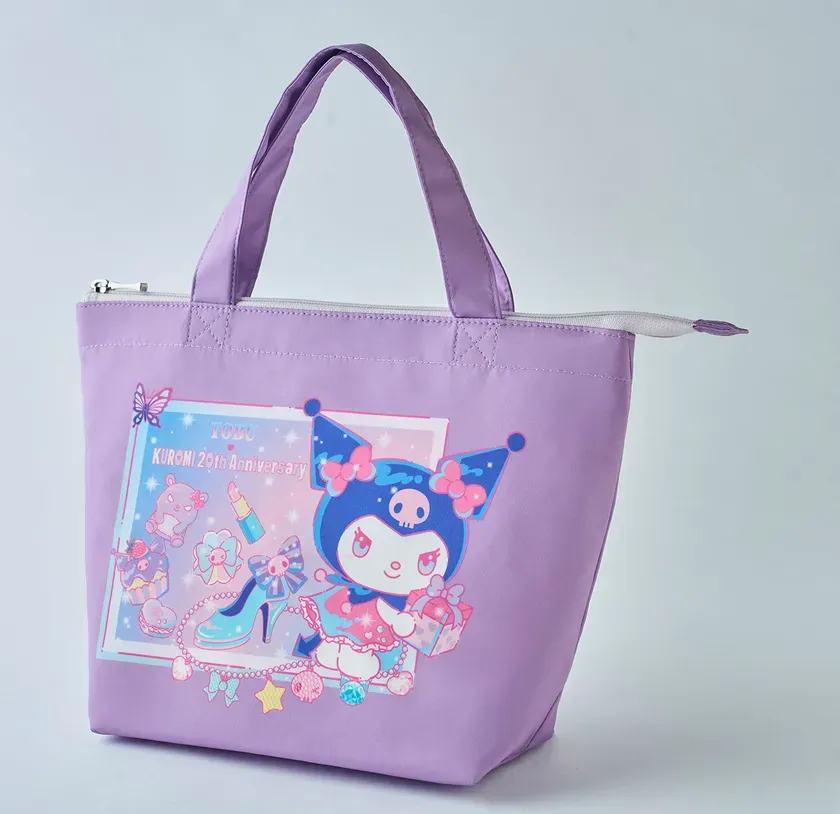 紫色のトートバッグで、前面にはクロミのイラストが描かれています。バッグにはジッパーが付いており、持ち手が付いています。